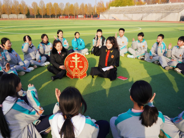  法治课“搬”到操场上